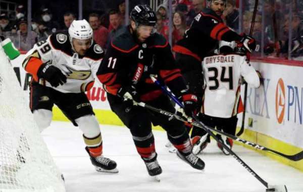 Starr schlägt Anaheim Ducks für Carolina Hurricanes