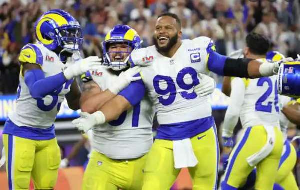 Aaron Donald von den Los Angeles Rams will dem Team bei der Titelverteidigung helfen