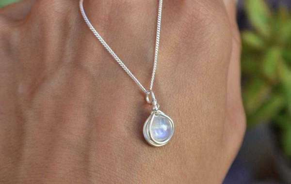 How Moonstone Connects to Lunar Energy and Cycles